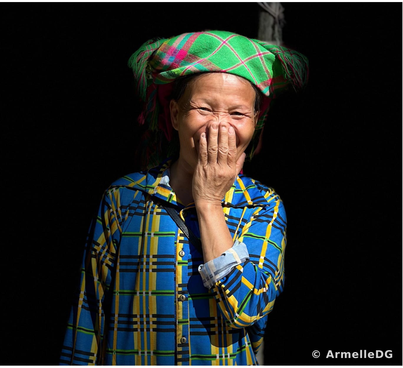 Portrait d’une femme souriante en tenue colorée